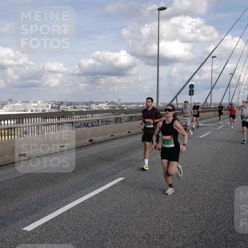 03.10.2026 - Köhlbrandbrückenlauf Michael Burmester http://msf.ph/oto/10810733 03.10.2026 15:22:15 Position 1  meine-sportfotos.de