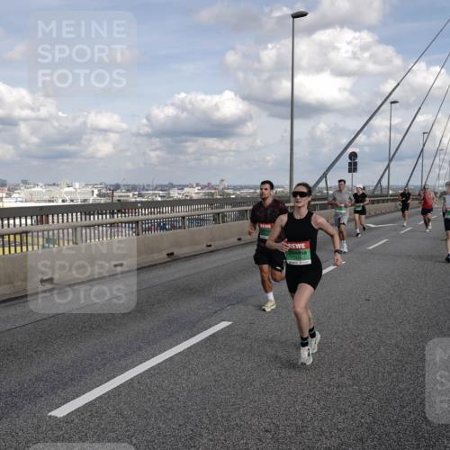 03.10.2026 - Köhlbrandbrückenlauf Michael Burmester http://msf.ph/oto/10810734 03.10.2026 15:22:15 Position 1  meine-sportfotos.de