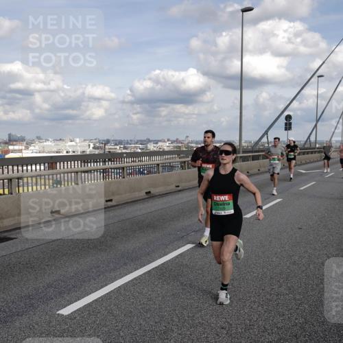 03.10.2026 - Köhlbrandbrückenlauf Michael Burmester http://msf.ph/oto/10810736 03.10.2026 15:22:15 Position 1  meine-sportfotos.de