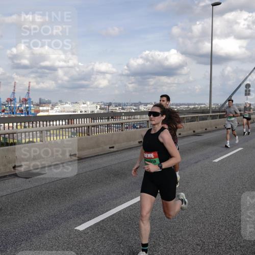 03.10.2026 - Köhlbrandbrückenlauf Michael Burmester http://msf.ph/oto/10810739 03.10.2026 15:22:16 Position 1  meine-sportfotos.de