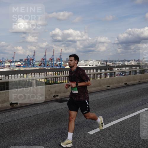 03.10.2026 - Köhlbrandbrückenlauf Michael Burmester http://msf.ph/oto/10810742 03.10.2026 15:22:16 Position 1  meine-sportfotos.de