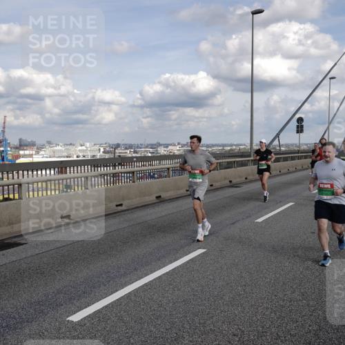 03.10.2026 - Köhlbrandbrückenlauf Michael Burmester http://msf.ph/oto/10810744 03.10.2026 15:22:17 Position 1  meine-sportfotos.de