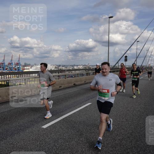 03.10.2026 - Köhlbrandbrückenlauf Michael Burmester http://msf.ph/oto/10810747 03.10.2026 15:22:18 Position 1 7701 meine-sportfotos.de
