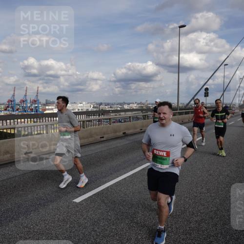 03.10.2026 - Köhlbrandbrückenlauf Michael Burmester http://msf.ph/oto/10810748 03.10.2026 15:22:18 Position 1 7701 meine-sportfotos.de