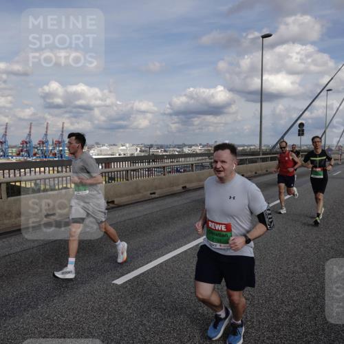 03.10.2026 - Köhlbrandbrückenlauf Michael Burmester http://msf.ph/oto/10810749 03.10.2026 15:22:19 Position 1 7701 meine-sportfotos.de