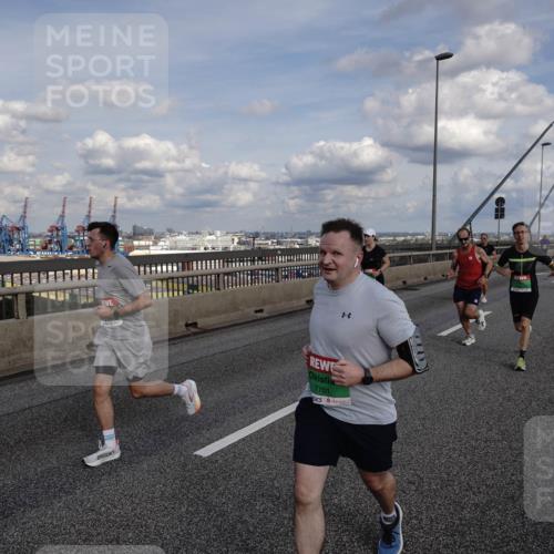 03.10.2026 - Köhlbrandbrückenlauf Michael Burmester http://msf.ph/oto/10810750 03.10.2026 15:22:19 Position 1 7701 meine-sportfotos.de