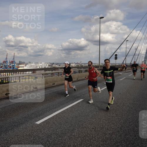 03.10.2026 - Köhlbrandbrückenlauf Michael Burmester http://msf.ph/oto/10810751 03.10.2026 15:22:19 Position 1  meine-sportfotos.de