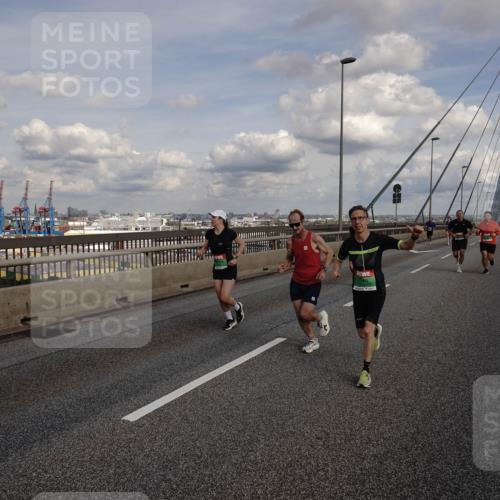 03.10.2026 - Köhlbrandbrückenlauf Michael Burmester http://msf.ph/oto/10810752 03.10.2026 15:22:19 Position 1  meine-sportfotos.de