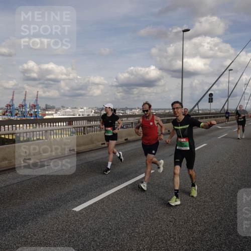 03.10.2026 - Köhlbrandbrückenlauf Michael Burmester http://msf.ph/oto/10810754 03.10.2026 15:22:20 Position 1  meine-sportfotos.de