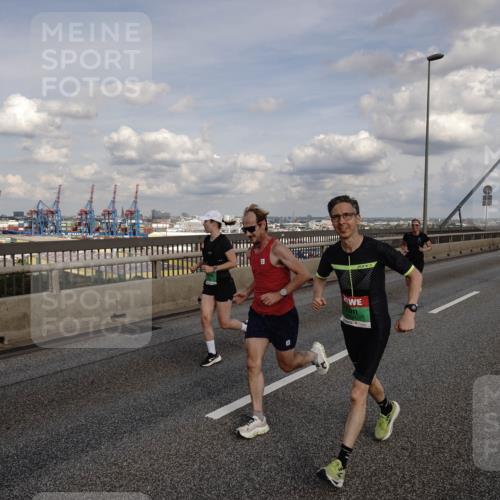 03.10.2026 - Köhlbrandbrückenlauf Michael Burmester http://msf.ph/oto/10810758 03.10.2026 15:22:20 Position 1  meine-sportfotos.de