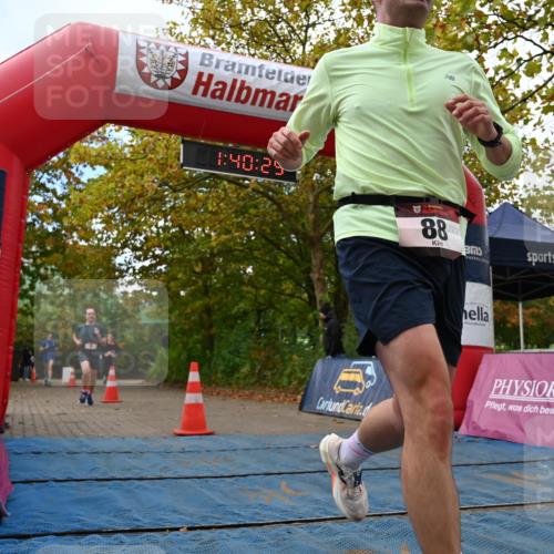 11.10.2026 - Bramfelder Halbmarathon 2026 J. Mangold http://msf.ph/oto/10830054 11.10.2026 11:10:24 Laufen 9, 88, 201, 230, 729 meine-sportfotos.de