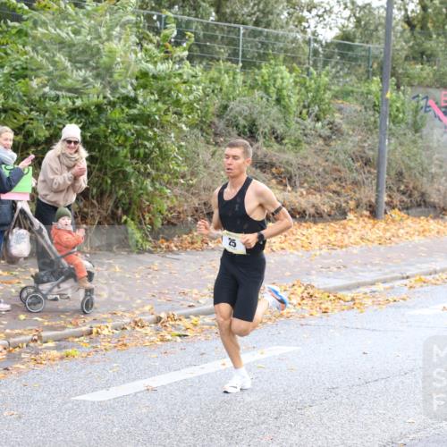 25.10.2026 - hella hamburg halbmarathon Jannik Wohlers http://msf.ph/oto/10847912 25.10.2026 10:09:10 Lombardsbrücke 25 meine-sportfotos.de