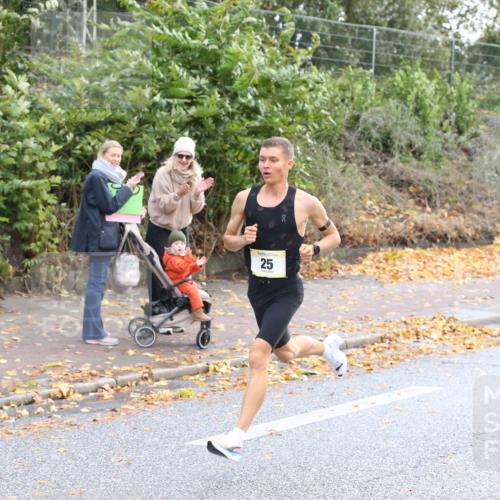 25.10.2026 - hella hamburg halbmarathon Jannik Wohlers http://msf.ph/oto/10847913 25.10.2026 10:09:10 Lombardsbrücke 25 meine-sportfotos.de