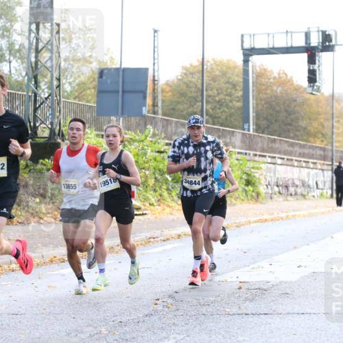 25.10.2026 - hella hamburg halbmarathon Jannik Wohlers http://msf.ph/oto/10848067 25.10.2026 10:14:08 Lombardsbrücke 31572, 13655, 17147, 19518, 34844, 44 meine-sportfotos.de