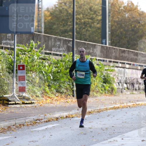 25.10.2026 - hella hamburg halbmarathon Jannik Wohlers http://msf.ph/oto/10848163 25.10.2026 10:15:03 Lombardsbrücke 30002, 31330, 35254, 9804 meine-sportfotos.de