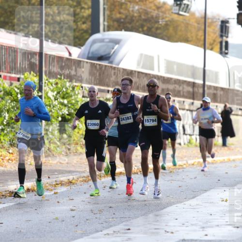 25.10.2026 - hella hamburg halbmarathon Jannik Wohlers http://msf.ph/oto/10848356 25.10.2026 10:16:13 Lombardsbrücke 35023, 9582, 33230, 31468, 24696, 10912, 11167 meine-sportfotos.de