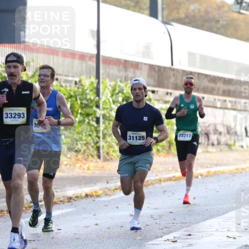 25.10.2026 - hella hamburg halbmarathon Jannik Wohlers http://msf.ph/oto/10848380 25.10.2026 10:16:20 Lombardsbrücke 15794, 24382, 23060, 21590, 34812, 33304, 16400, 33293, 31125, 30492 meine-sportfotos.de