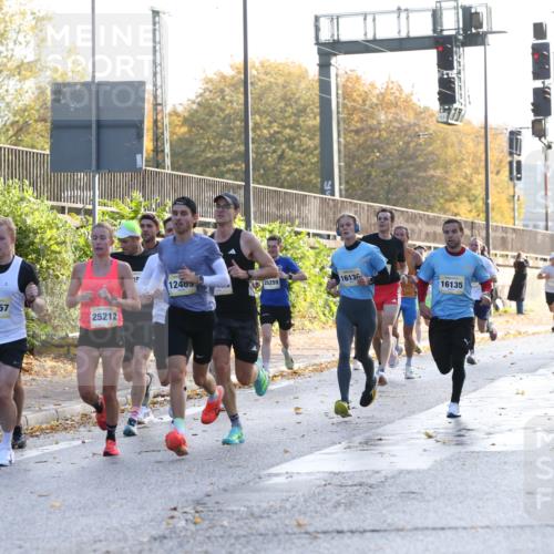 25.10.2026 - hella hamburg halbmarathon Jannik Wohlers http://msf.ph/oto/10848599 25.10.2026 10:17:42 Lombardsbrücke 7781, 3316, 33257, 34579, 30931, 30495, 25212, 12469, 14854 meine-sportfotos.de