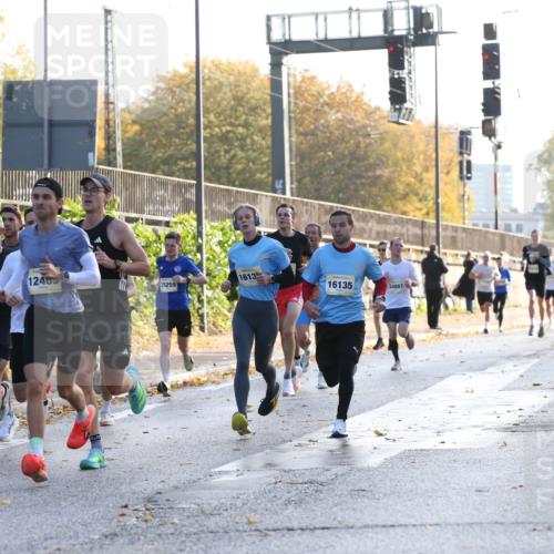 25.10.2026 - hella hamburg halbmarathon Jannik Wohlers http://msf.ph/oto/10848600 25.10.2026 10:17:43 Lombardsbrücke 7781, 3316, 33257, 34579, 25212, 30495, 30931, 14854, 12469, 16135, 16136, 35658 meine-sportfotos.de