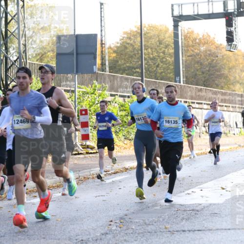 25.10.2026 - hella hamburg halbmarathon Jannik Wohlers http://msf.ph/oto/10848604 25.10.2026 10:17:43 Lombardsbrücke 7781, 3316, 33257, 34579, 30931, 30495, 25212, 14854, 12469, 16136, 16135, 35658 meine-sportfotos.de