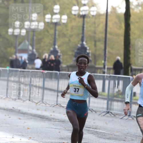 25.10.2026 - hella hamburg halbmarathon Antke Förster http://msf.ph/oto/10856109 25.10.2026 10:11:12 Lombardsbrücke 55, 52, 37 meine-sportfotos.de