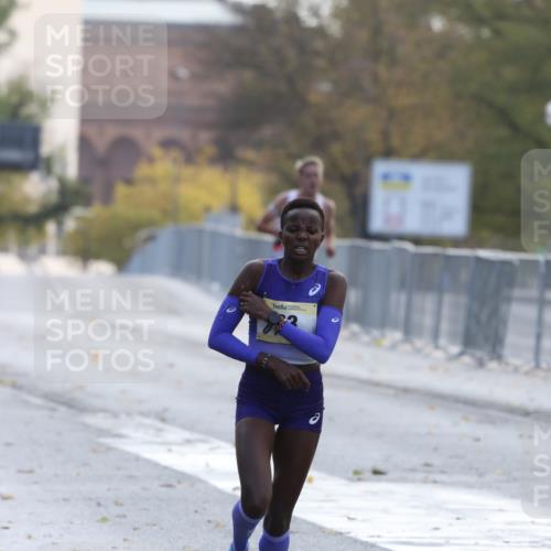 25.10.2026 - hella hamburg halbmarathon Antke Förster http://msf.ph/oto/10856123 25.10.2026 10:11:29 Lombardsbrücke 33 meine-sportfotos.de