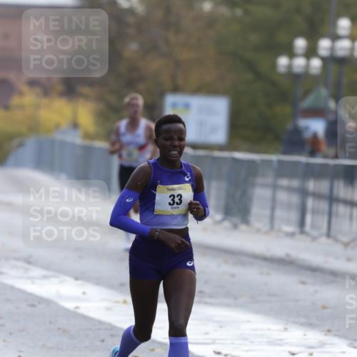 25.10.2026 - hella hamburg halbmarathon Antke Förster http://msf.ph/oto/10856125 25.10.2026 10:11:30 Lombardsbrücke 33 meine-sportfotos.de
