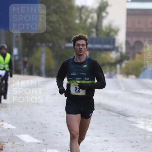 25.10.2026 - hella hamburg halbmarathon Antke Förster http://msf.ph/oto/10856177 25.10.2026 10:12:25 Lombardsbrücke 22 meine-sportfotos.de