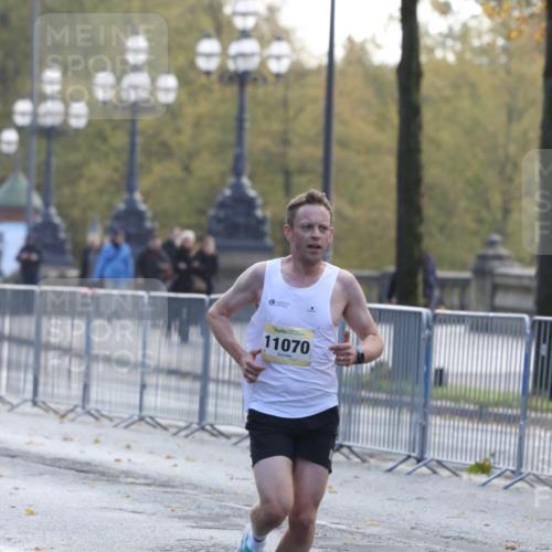 25.10.2026 - hella hamburg halbmarathon Antke Förster http://msf.ph/oto/10856233 25.10.2026 10:13:17 Lombardsbrücke 11070 meine-sportfotos.de