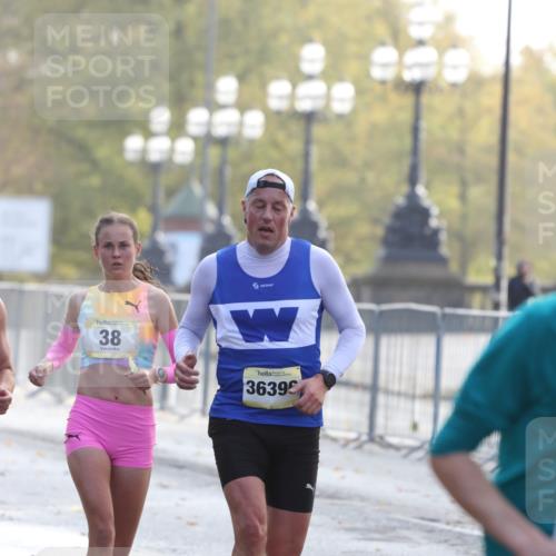 25.10.2026 - hella hamburg halbmarathon Antke Förster http://msf.ph/oto/10856372 25.10.2026 10:14:23 Lombardsbrücke 34723, 35120, 38, 36396 meine-sportfotos.de