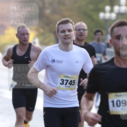 25.10.2026 - hella hamburg halbmarathon Antke Förster http://msf.ph/oto/10856528 25.10.2026 10:15:28 Lombardsbrücke 10985, 10760, 3745, 21386, 32091, 18941, 32679 meine-sportfotos.de