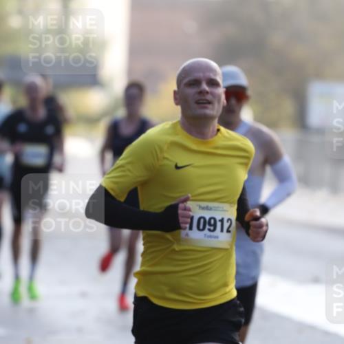 25.10.2026 - hella hamburg halbmarathon Antke Förster http://msf.ph/oto/10856660 25.10.2026 10:16:14 Lombardsbrücke 10912, 11167, 15794, 21590, 24382, 23060, 34812 meine-sportfotos.de