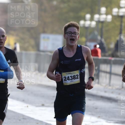 25.10.2026 - hella hamburg halbmarathon Antke Förster http://msf.ph/oto/10856670 25.10.2026 10:16:18 Lombardsbrücke 21590, 15794, 24382, 23060, 34812, 16400, 33304, 33293, 31125, 30492 meine-sportfotos.de