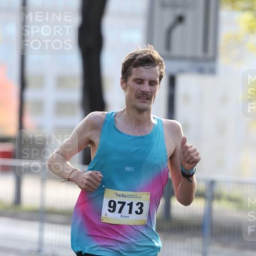 25.10.2026 - hella hamburg halbmarathon Antke Förster http://msf.ph/oto/10856731 25.10.2026 10:16:43 Lombardsbrücke 9713, 3452, 36425 meine-sportfotos.de