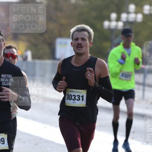 25.10.2026 - hella hamburg halbmarathon Antke Förster http://msf.ph/oto/10856805 25.10.2026 10:17:13 Lombardsbrücke 30218, 1999, 30331, 22520, 30014, 30016, 13755, 2154, 2321, 23702 meine-sportfotos.de