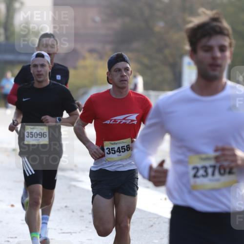 25.10.2026 - hella hamburg halbmarathon Antke Förster http://msf.ph/oto/10856828 25.10.2026 10:17:19 Lombardsbrücke 23702, 35458, 35301, 35096, 32845, 3296, 35439, 12292 meine-sportfotos.de