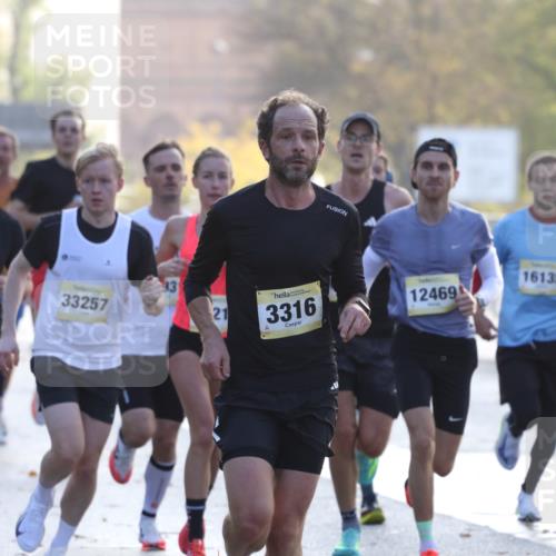 25.10.2026 - hella hamburg halbmarathon Antke Förster http://msf.ph/oto/10856884 25.10.2026 10:17:42 Lombardsbrücke 7781, 3316, 14854, 12469, 25212, 33257, 30495, 30931, 34579, 16135, 16136, 35658, 35259, 32527, 5776 meine-sportfotos.de