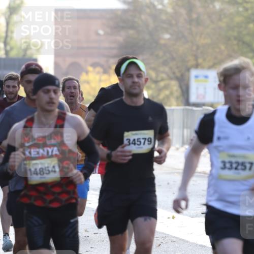 25.10.2026 - hella hamburg halbmarathon Antke Förster http://msf.ph/oto/10856893 25.10.2026 10:17:45 Lombardsbrücke 3316, 25212, 14854, 12469, 33257, 30931, 30495, 34579, 16136, 16135, 35658, 35259, 32527, 5776, 2658, 31915, 34887, 9842 meine-sportfotos.de
