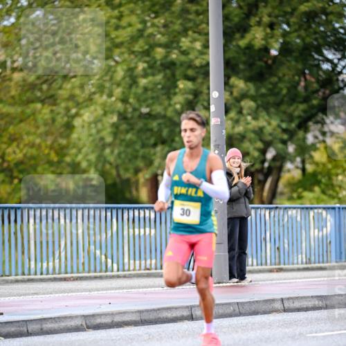 25.10.2026 - hella hamburg halbmarathon Dr. Thomas Lammeyer http://msf.ph/oto/11052026 25.10.2026 10:09:36 Kennedybrücke 30 meine-sportfotos.de