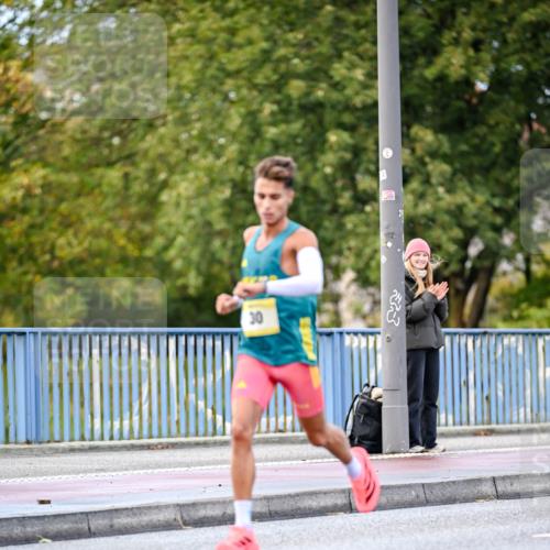25.10.2026 - hella hamburg halbmarathon Dr. Thomas Lammeyer http://msf.ph/oto/11052027 25.10.2026 10:09:36 Kennedybrücke 30 meine-sportfotos.de