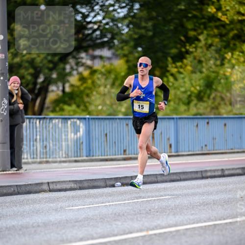 25.10.2026 - hella hamburg halbmarathon Dr. Thomas Lammeyer http://msf.ph/oto/11052077 25.10.2026 10:09:49 Kennedybrücke 15 meine-sportfotos.de