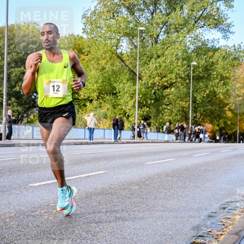 25.10.2026 - hella hamburg halbmarathon Dr. Thomas Lammeyer http://msf.ph/oto/11052320 25.10.2026 10:11:26 Kennedybrücke 12 meine-sportfotos.de