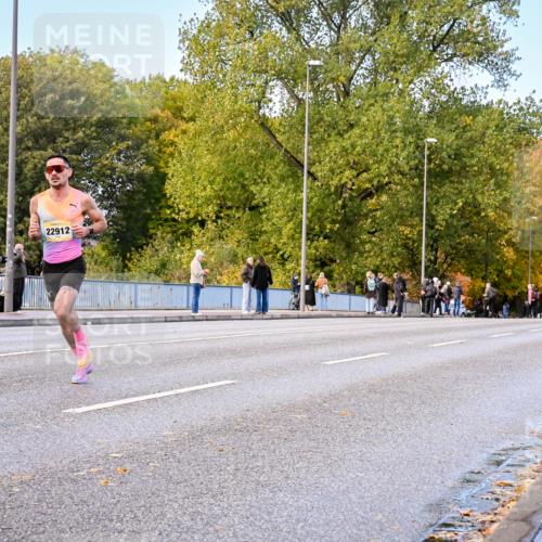 25.10.2026 - hella hamburg halbmarathon Dr. Thomas Lammeyer http://msf.ph/oto/11052388 25.10.2026 10:12:00 Kennedybrücke 22912 meine-sportfotos.de