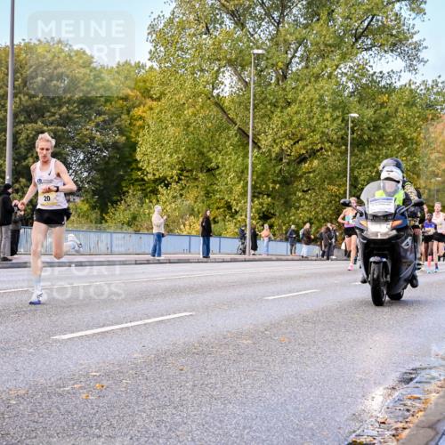 25.10.2026 - hella hamburg halbmarathon Dr. Thomas Lammeyer http://msf.ph/oto/11052456 25.10.2026 10:12:28 Kennedybrücke 20 meine-sportfotos.de