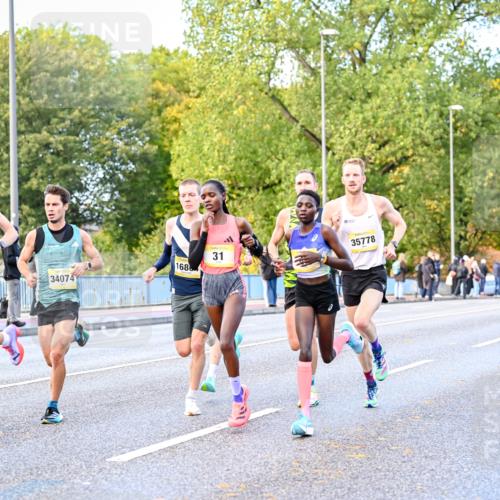 25.10.2026 - hella hamburg halbmarathon Dr. Thomas Lammeyer http://msf.ph/oto/11052539 25.10.2026 10:12:32 Kennedybrücke 23, 37, 168, 34074, 31, 35778 meine-sportfotos.de