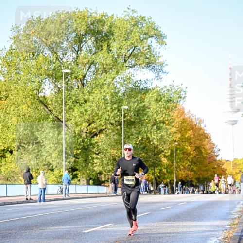 25.10.2026 - hella hamburg halbmarathon Dr. Thomas Lammeyer http://msf.ph/oto/11053806 25.10.2026 10:16:34 Kennedybrücke 10658 meine-sportfotos.de