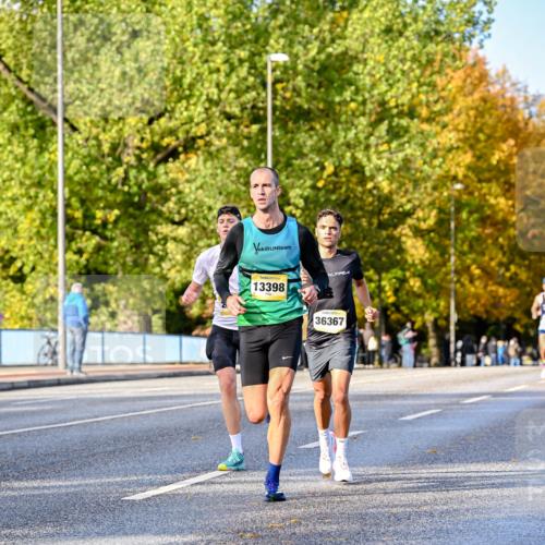 25.10.2026 - hella hamburg halbmarathon Dr. Thomas Lammeyer http://msf.ph/oto/11053933 25.10.2026 10:16:52 Kennedybrücke 13398, 36367 meine-sportfotos.de