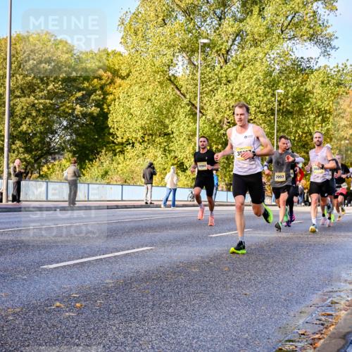 25.10.2026 - hella hamburg halbmarathon Dr. Thomas Lammeyer http://msf.ph/oto/11054141 25.10.2026 10:17:23 Kennedybrücke 10985, 357, 2997, 3500 meine-sportfotos.de