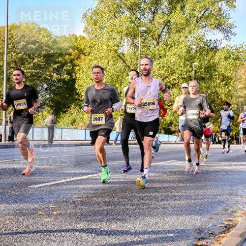 25.10.2026 - hella hamburg halbmarathon Dr. Thomas Lammeyer http://msf.ph/oto/11054156 25.10.2026 10:17:24 Kennedybrücke 10985, 2997, 1970, 35006, 20045, 3034, 1587 meine-sportfotos.de