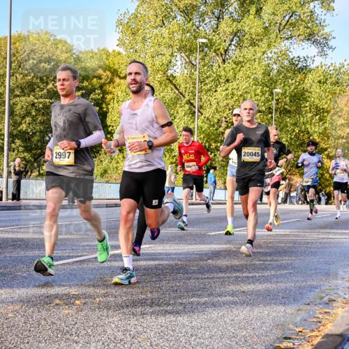 25.10.2026 - hella hamburg halbmarathon Dr. Thomas Lammeyer http://msf.ph/oto/11054162 25.10.2026 10:17:25 Kennedybrücke 10985, 2997, 3060, 20045, 15879 meine-sportfotos.de